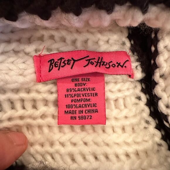 Betsey Johnson Knit Beanie Black White Pompoms Fuzzy One Size Fits Most - Picture 5 of 5